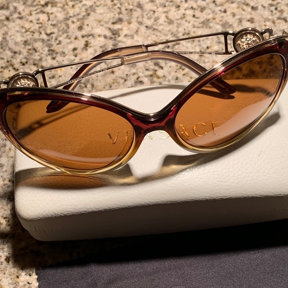 VERSACE?JACKIE-O SUNGLASSES IN YELLOW GOLD TONE? main image 13